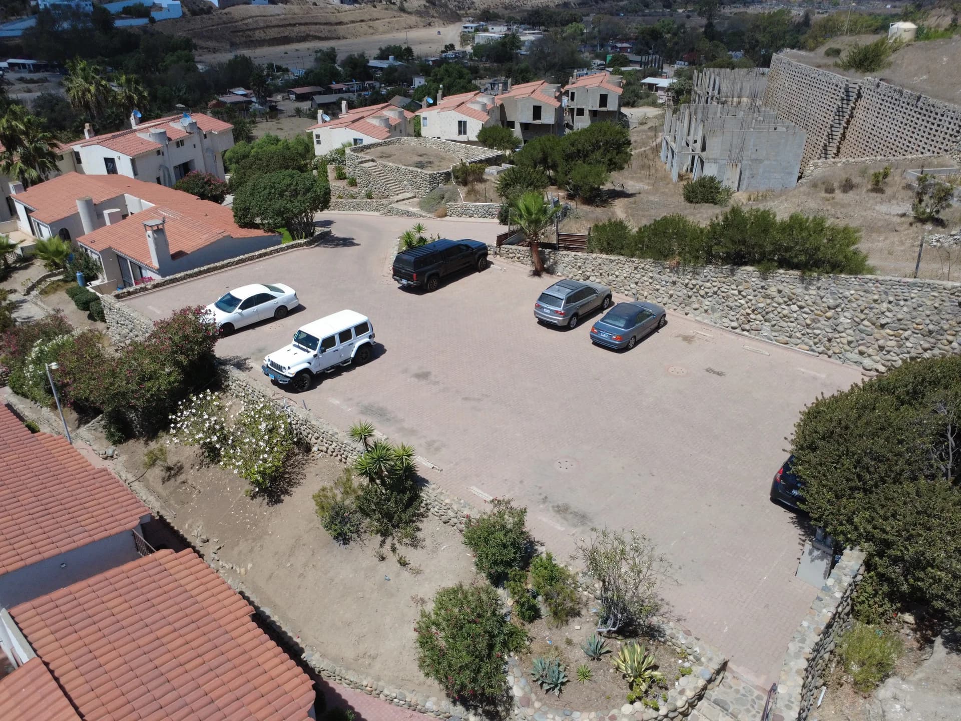 Estacionamiento exterior de la propiedad
