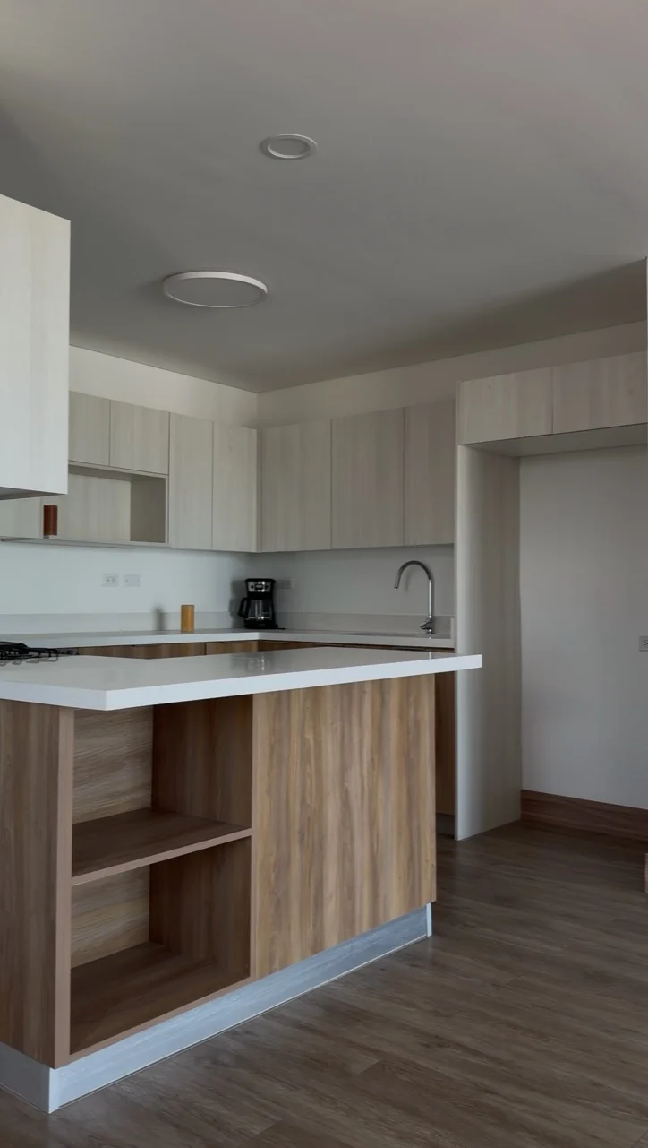 Cocina con acabados modernos en Altalia III